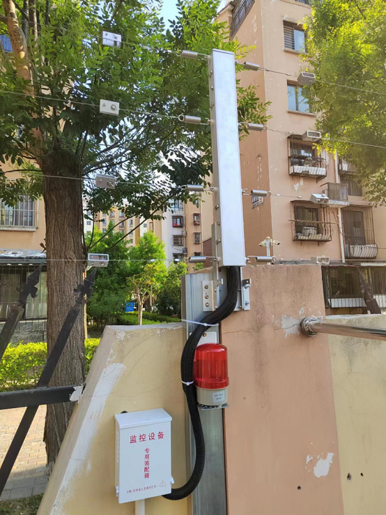 學校安裝電子圍欄的必要性，學生翻墻外出感染