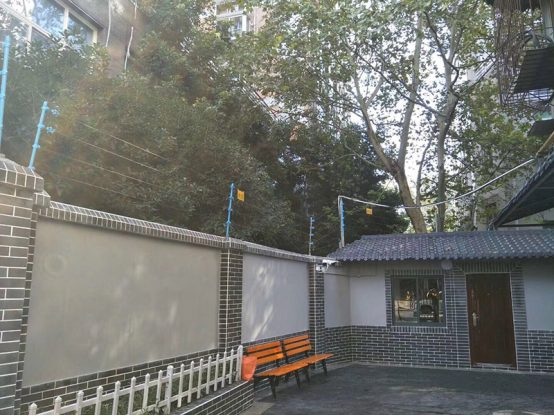 學校安裝電子圍欄的必要性，學生翻墻外出感染