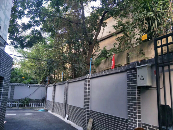 學校安裝電子圍欄的必要性，學生翻墻外出感染