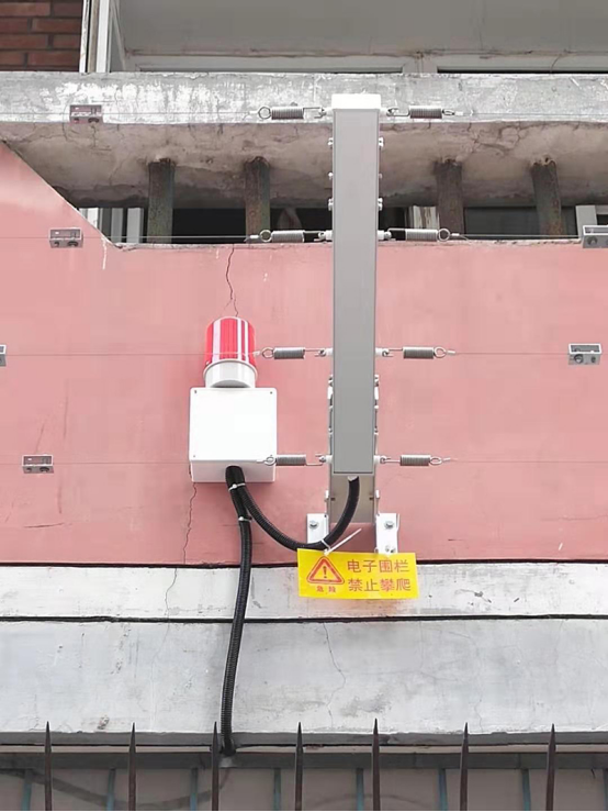 學校安裝電子圍欄的必要性，學生翻墻外出感染