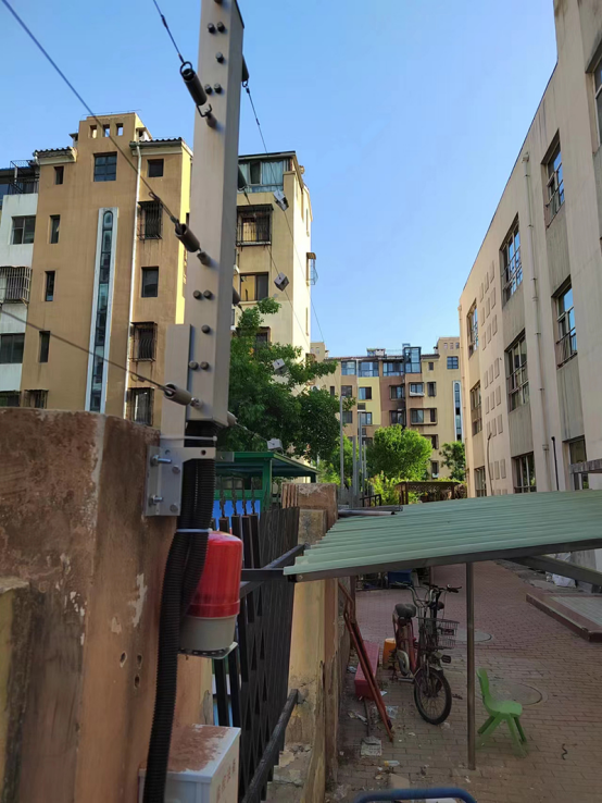 學校安裝電子圍欄的必要性，學生翻墻外出感染